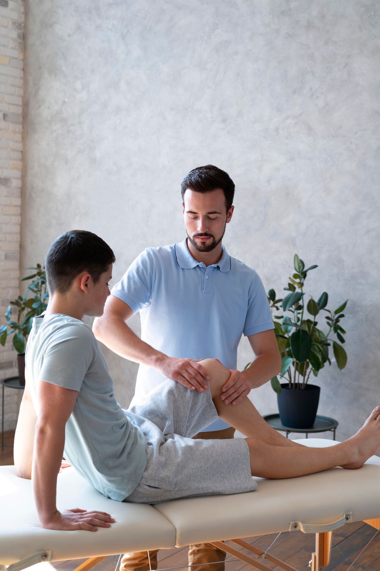 medium-shot-physiotherapist-checking-leg (1)
